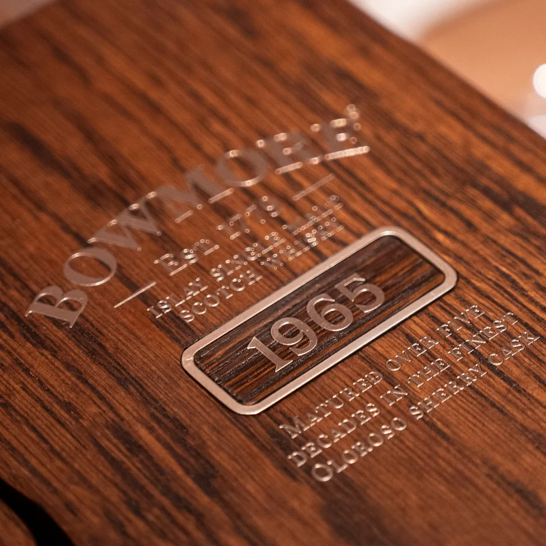 Bowmore 1965 box detail with logo